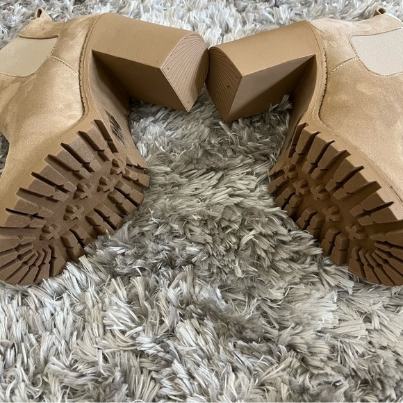 NWT Women’s Soda Glove Ankle Boot w/Lug Sole Elastic Gore Chunky Heels Size 8.5 - Picture 10 of 10